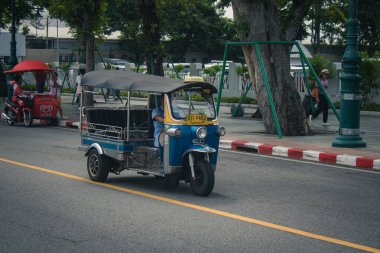 Bangkok, Tayland, 25 Kasım 2024 Tuk Tuk, Tayland 'ın başkenti Bangkok sokaklarında yuvarlanıyor. Canlı sokak hayatı, zengin kültür mirası ve hareketli pazarlarıyla ünlüdür..