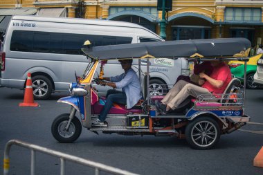 Bangkok, Tayland, 25 Kasım 2024 Tuk Tuk, Tayland 'ın başkenti Bangkok sokaklarında yuvarlanıyor. Canlı sokak hayatı, zengin kültür mirası ve hareketli pazarlarıyla ünlüdür..