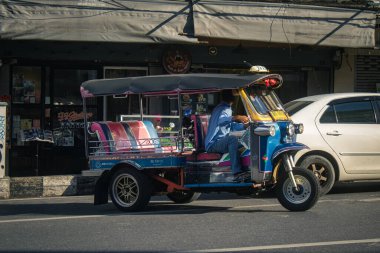 Bangkok, Tayland, 25 Kasım 2024 Tuk Tuk, Tayland 'ın başkenti Bangkok sokaklarında yuvarlanıyor. Canlı sokak hayatı, zengin kültür mirası ve hareketli pazarlarıyla ünlüdür..