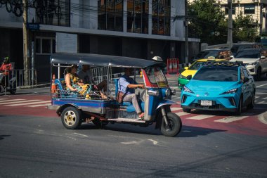 Bangkok, Tayland, 25 Kasım 2024 Tuk Tuk, Tayland 'ın başkenti Bangkok sokaklarında yuvarlanıyor. Canlı sokak hayatı, zengin kültür mirası ve hareketli pazarlarıyla ünlüdür..