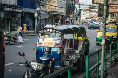 Bangkok, Tayland, 25 Kasım 2024 Tuk Tuk, Tayland 'ın başkenti Bangkok sokaklarında yuvarlanıyor. Canlı sokak hayatı, zengin kültür mirası ve hareketli pazarlarıyla ünlüdür..