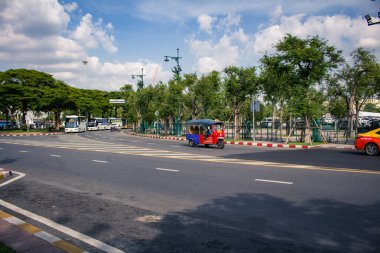 Bangkok, Tayland, 25 Kasım 2024 Tuk Tuk, Tayland 'ın başkenti Bangkok sokaklarında yuvarlanıyor. Canlı sokak hayatı, zengin kültür mirası ve hareketli pazarlarıyla ünlüdür..
