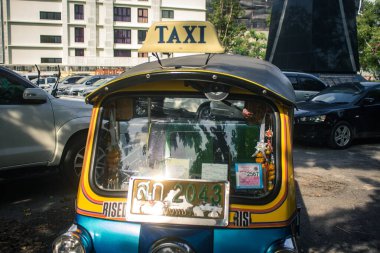 Bangkok, Tayland, 25 Kasım 2024 Tuk Tuk, Tayland 'ın başkenti Bangkok sokaklarında yuvarlanıyor. Canlı sokak hayatı, zengin kültür mirası ve hareketli pazarlarıyla ünlüdür..