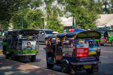 Bangkok, Tayland, 25 Kasım 2024 Tuk Tuk, Tayland 'ın başkenti Bangkok sokaklarında yuvarlanıyor. Canlı sokak hayatı, zengin kültür mirası ve hareketli pazarlarıyla ünlüdür..