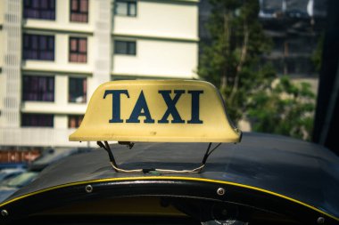 Bangkok, Tayland, 25 Kasım 2024 Tuk Tuk, Tayland 'ın başkenti Bangkok sokaklarında yuvarlanıyor. Canlı sokak hayatı, zengin kültür mirası ve hareketli pazarlarıyla ünlüdür..