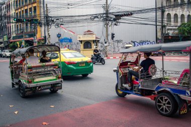 Bangkok, Tayland, 25 Kasım 2024 Tuk Tuk, Tayland 'ın başkenti Bangkok sokaklarında yuvarlanıyor. Canlı sokak hayatı, zengin kültür mirası ve hareketli pazarlarıyla ünlüdür..