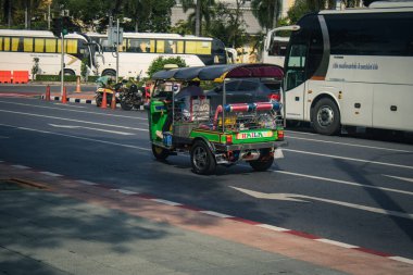 Bangkok, Tayland, 25 Kasım 2024 Tuk Tuk, Tayland 'ın başkenti Bangkok sokaklarında yuvarlanıyor. Canlı sokak hayatı, zengin kültür mirası ve hareketli pazarlarıyla ünlüdür..