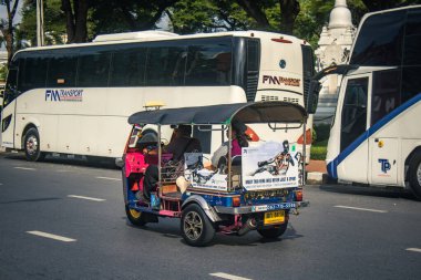 Bangkok, Tayland, 25 Kasım 2024 Tuk Tuk, Tayland 'ın başkenti Bangkok sokaklarında yuvarlanıyor. Canlı sokak hayatı, zengin kültür mirası ve hareketli pazarlarıyla ünlüdür..