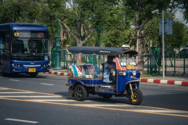 Bangkok, Tayland, 25 Kasım 2024 Tuk Tuk, Tayland 'ın başkenti Bangkok sokaklarında yuvarlanıyor. Canlı sokak hayatı, zengin kültür mirası ve hareketli pazarlarıyla ünlüdür..