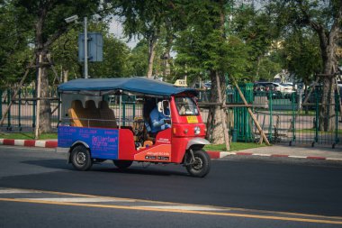 Bangkok, Tayland, 25 Kasım 2024 Tuk Tuk, Tayland 'ın başkenti Bangkok sokaklarında yuvarlanıyor. Canlı sokak hayatı, zengin kültür mirası ve hareketli pazarlarıyla ünlüdür..