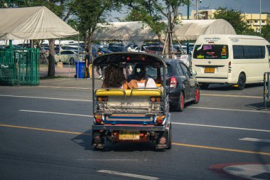 Bangkok, Tayland, 25 Kasım 2024 Tuk Tuk, Tayland 'ın başkenti Bangkok sokaklarında yuvarlanıyor. Canlı sokak hayatı, zengin kültür mirası ve hareketli pazarlarıyla ünlüdür..