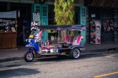 Bangkok, Tayland, 25 Kasım 2024 Tuk Tuk, Tayland 'ın başkenti Bangkok sokaklarında yuvarlanıyor. Canlı sokak hayatı, zengin kültür mirası ve hareketli pazarlarıyla ünlüdür..