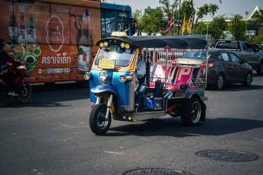 Bangkok, Tayland, 25 Kasım 2024 Tuk Tuk, Tayland 'ın başkenti Bangkok sokaklarında yuvarlanıyor. Canlı sokak hayatı, zengin kültür mirası ve hareketli pazarlarıyla ünlüdür..