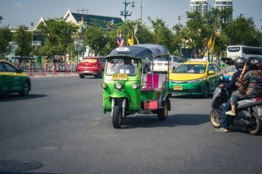 Bangkok, Tayland, 25 Kasım 2024 Tuk Tuk, Tayland 'ın başkenti Bangkok sokaklarında yuvarlanıyor. Canlı sokak hayatı, zengin kültür mirası ve hareketli pazarlarıyla ünlüdür..