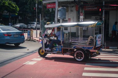 Bangkok, Tayland, 25 Kasım 2024 Tuk Tuk, Tayland 'ın başkenti Bangkok sokaklarında yuvarlanıyor. Canlı sokak hayatı, zengin kültür mirası ve hareketli pazarlarıyla ünlüdür..
