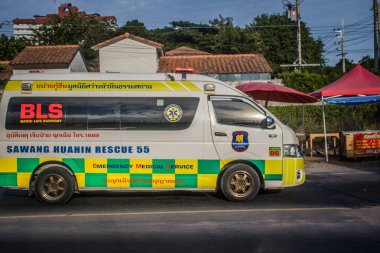 Hua Hin, Tayland, Aralık 06, 2024 Ambülans Tayland 'da Hua Hin caddelerinde hareketli sokak hayatıyla tanınıyor..