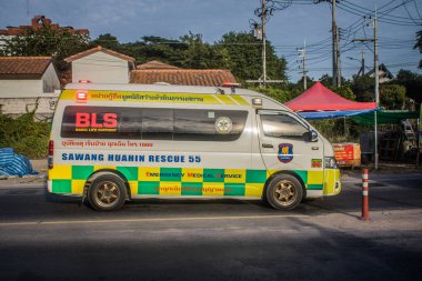 Hua Hin, Tayland, Aralık 06, 2024 Ambülans Tayland 'da Hua Hin caddelerinde hareketli sokak hayatıyla tanınıyor..