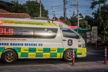 Hua Hin, Tayland, Aralık 06, 2024 Ambülans Tayland 'da Hua Hin caddelerinde hareketli sokak hayatıyla tanınıyor..