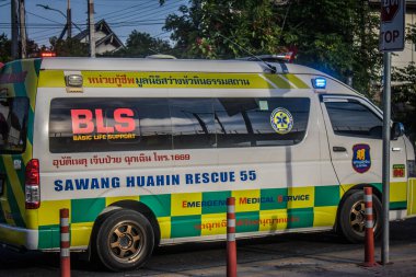 Hua Hin, Tayland, Aralık 06, 2024 Ambülans Tayland 'da Hua Hin caddelerinde hareketli sokak hayatıyla tanınıyor..