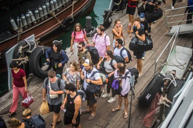 Koh Samui, Tayland, Aralık 05, 2024 Dünyanın dört bir yanından gelen turistler Koh Samui 'deki Nathon limanına iniyorlar. Ülkenin güneyindeki cennet adalarını ve plajları ziyaret ediyorlar..