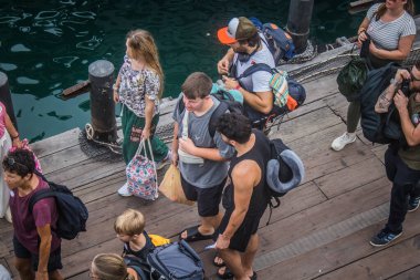 Koh Samui, Tayland, Aralık 05, 2024 Dünyanın dört bir yanından gelen turistler Koh Samui 'deki Nathon limanına iniyorlar. Ülkenin güneyindeki cennet adalarını ve plajları ziyaret ediyorlar..