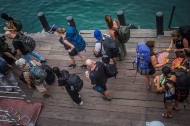 Koh Samui, Tayland, Aralık 05, 2024 Dünyanın dört bir yanından gelen turistler Koh Samui 'deki Nathon limanına iniyorlar. Ülkenin güneyindeki cennet adalarını ve plajları ziyaret ediyorlar..