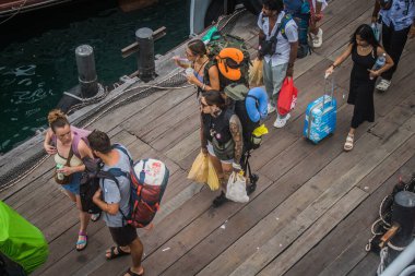 Koh Samui, Tayland, Aralık 05, 2024 Dünyanın dört bir yanından gelen turistler Koh Samui 'deki Nathon limanına iniyorlar. Ülkenin güneyindeki cennet adalarını ve plajları ziyaret ediyorlar..