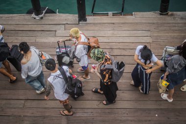 Koh Samui, Tayland, Aralık 05, 2024 Dünyanın dört bir yanından gelen turistler Koh Samui 'deki Nathon limanına iniyorlar. Ülkenin güneyindeki cennet adalarını ve plajları ziyaret ediyorlar..