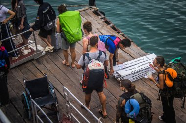 Koh Samui, Tayland, Aralık 05, 2024 Dünyanın dört bir yanından gelen turistler Koh Samui 'deki Nathon limanına iniyorlar. Ülkenin güneyindeki cennet adalarını ve plajları ziyaret ediyorlar..