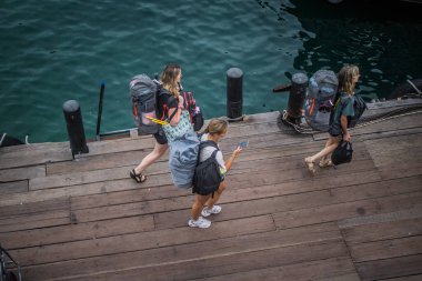 Koh Samui, Tayland, Aralık 05, 2024 Dünyanın dört bir yanından gelen turistler Koh Samui 'deki Nathon limanına iniyorlar. Ülkenin güneyindeki cennet adalarını ve plajları ziyaret ediyorlar..