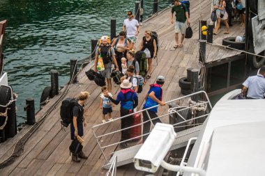 Koh Samui, Tayland, Aralık 05, 2024 Dünyanın dört bir yanından gelen turistler Koh Samui 'deki Nathon limanına iniyorlar. Ülkenin güneyindeki cennet adalarını ve plajları ziyaret ediyorlar..