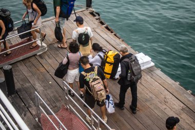 Koh Samui, Tayland, Aralık 05, 2024 Dünyanın dört bir yanından gelen turistler Koh Samui 'deki Nathon limanına iniyorlar. Ülkenin güneyindeki cennet adalarını ve plajları ziyaret ediyorlar..