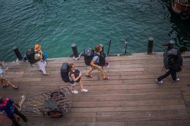 Koh Samui, Tayland, Aralık 05, 2024 Dünyanın dört bir yanından gelen turistler Koh Samui 'deki Nathon limanına iniyorlar. Ülkenin güneyindeki cennet adalarını ve plajları ziyaret ediyorlar..