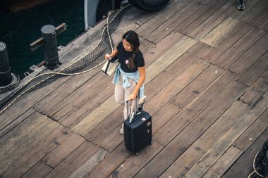 Koh Samui, Tayland, Aralık 05, 2024 Dünyanın dört bir yanından gelen turistler Koh Samui 'deki Nathon limanına iniyorlar. Ülkenin güneyindeki cennet adalarını ve plajları ziyaret ediyorlar..