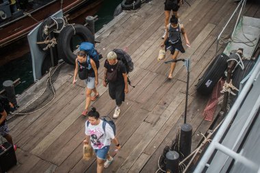 Koh Samui, Tayland, Aralık 05, 2024 Dünyanın dört bir yanından gelen turistler Koh Samui 'deki Nathon limanına iniyorlar. Ülkenin güneyindeki cennet adalarını ve plajları ziyaret ediyorlar..