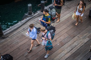 Koh Samui, Tayland, Aralık 05, 2024 Dünyanın dört bir yanından gelen turistler Koh Samui 'deki Nathon limanına iniyorlar. Ülkenin güneyindeki cennet adalarını ve plajları ziyaret ediyorlar..