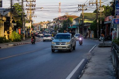 Koh Samui, Tayland, 05 Aralık 2024 Koh Samui caddelerinde trafik sıkışıklığı. Canlı sokak hayatı, zengin kültür mirası ve hareketli pazarlarıyla ünlüdür..