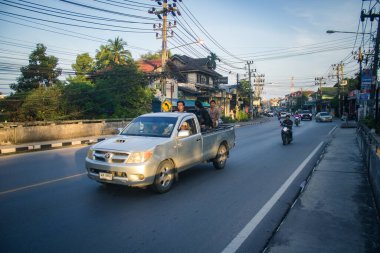 Koh Samui, Tayland, 05 Aralık 2024 Koh Samui caddelerinde trafik sıkışıklığı. Canlı sokak hayatı, zengin kültür mirası ve hareketli pazarlarıyla ünlüdür..