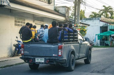 Koh Samui, Tayland, 05 Aralık 2024 Koh Samui caddelerinde trafik sıkışıklığı. Canlı sokak hayatı, zengin kültür mirası ve hareketli pazarlarıyla ünlüdür..