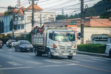 Koh Samui, Tayland, 05 Aralık 2024 Koh Samui caddelerinde trafik sıkışıklığı. Canlı sokak hayatı, zengin kültür mirası ve hareketli pazarlarıyla ünlüdür..
