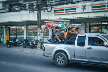 Koh Samui, Tayland, 05 Aralık 2024 Koh Samui caddelerinde trafik sıkışıklığı. Canlı sokak hayatı, zengin kültür mirası ve hareketli pazarlarıyla ünlüdür..