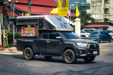 Koh Samui, Tayland, 05 Aralık 2024 Koh Samui caddelerinde trafik sıkışıklığı. Canlı sokak hayatı, zengin kültür mirası ve hareketli pazarlarıyla ünlüdür..