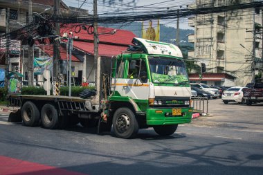 Koh Samui, Tayland, 05 Aralık 2024 Koh Samui caddelerinde trafik sıkışıklığı. Canlı sokak hayatı, zengin kültür mirası ve hareketli pazarlarıyla ünlüdür..