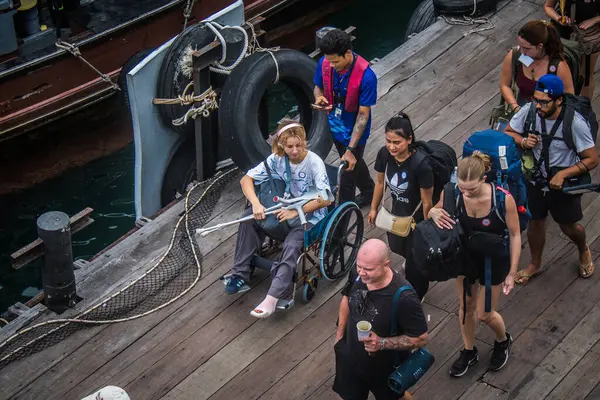 Koh Samui, Tayland, Aralık 05, 2024 Dünyanın dört bir yanından gelen turistler Koh Samui 'deki Nathon limanına iniyorlar. Ülkenin güneyindeki cennet adalarını ve plajları ziyaret ediyorlar..