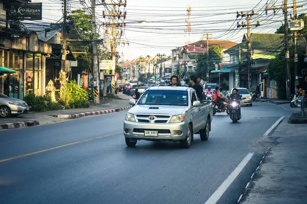 Koh Samui, Tayland, 05 Aralık 2024 Koh Samui caddelerinde trafik sıkışıklığı. Canlı sokak hayatı, zengin kültür mirası ve hareketli pazarlarıyla ünlüdür..