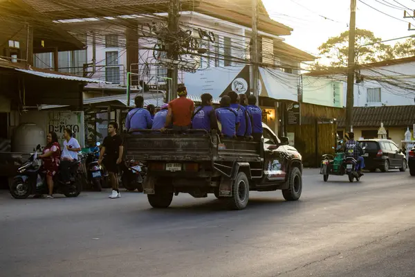 Koh Samui, Tayland, 05 Aralık 2024 Koh Samui caddelerinde trafik sıkışıklığı. Canlı sokak hayatı, zengin kültür mirası ve hareketli pazarlarıyla ünlüdür..