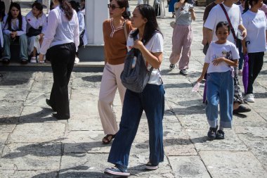 Bangkok, Tayland, 12 Aralık 2024. Bangkok 'un merkezindeki Grand Palace' ı ziyaret eden turistler. Saray 1782 'den beri Siyam Kralları' nın resmi ikametgahıdır..