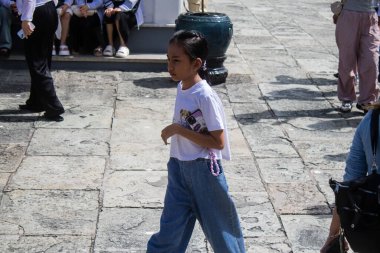 Bangkok, Tayland, 12 Aralık 2024. Bangkok 'un merkezindeki Grand Palace' ı ziyaret eden turistler. Saray 1782 'den beri Siyam Kralları' nın resmi ikametgahıdır..