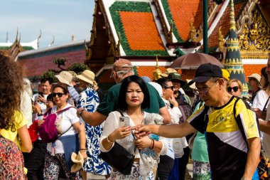 Bangkok, Tayland, 12 Aralık 2024. Bangkok 'un merkezindeki Grand Palace' ı ziyaret eden turistler. Saray 1782 'den beri Siyam Kralları' nın resmi ikametgahıdır..