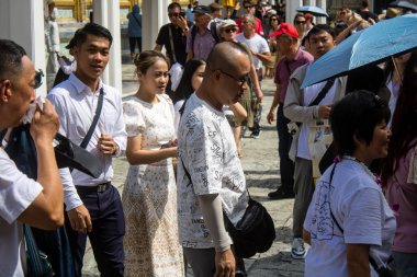 Bangkok, Tayland, 12 Aralık 2024. Bangkok 'un merkezindeki Grand Palace' ı ziyaret eden turistler. Saray 1782 'den beri Siyam Kralları' nın resmi ikametgahıdır..